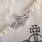 西太后Vivienne 土星 星球 珍珠项链 女人必备单品List里，怎么少得了精致的首饰？首饰是整体搭配效果的重点，是提升品味的好物件。打造专属于自己的高贵气