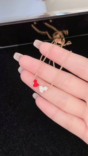 p价 麒*麟中国红双葫芦项链 色泽和专柜拍出来必须一模一样的 非常正的红色 葫芦项链 玫瑰金色 项链尺寸42Cm 最美中国红 精致麒麟红葫芦 吉祥葫芦吸纳财气