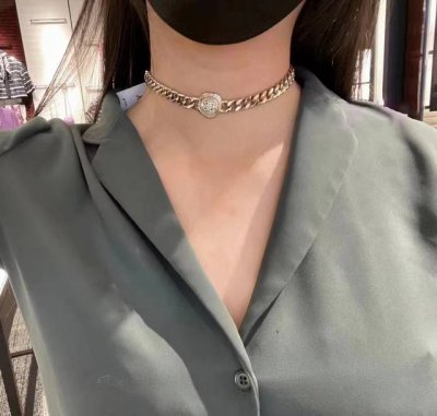 我们出品 Zp6630 量大咨询客Fu Ch Nel圆形珍珠双Cchoker 非常重工 所有链条全部都是订制链条 我们一致致Zp 黄铜材质 每个棱棱角角跟足Zp