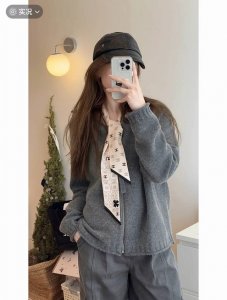 香奈儿Twilly小丝巾来了 Chanel 星光字母 名副其实的小可爱 人手三条闭眼收 我都不拦着 n久都没有见过这么好看的Twilly 真的是真香本香了 凹造