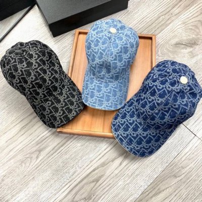 ￥70。D家。老花款【超A品质】最新款！时尚潮流，高端做工！每一个帽子都是用心之作！牛津材质！头层牛皮！配盒子、防尘袋、卡片！非一般的品质，细节也很重要。真皮帽