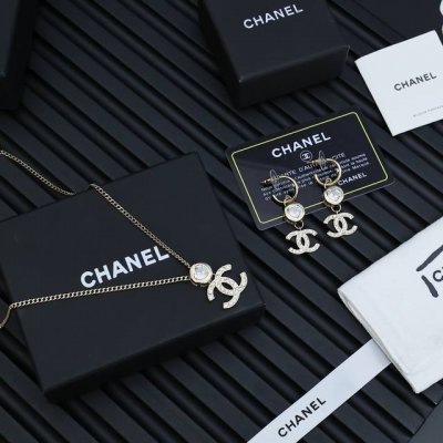 chanel 24B爱心套装 特别的金属质感纹路设计， 水晶点缀是整体的别致亮点， 爱心设计透露着青春洋溢又不失女人魅力__ 耳环 项链