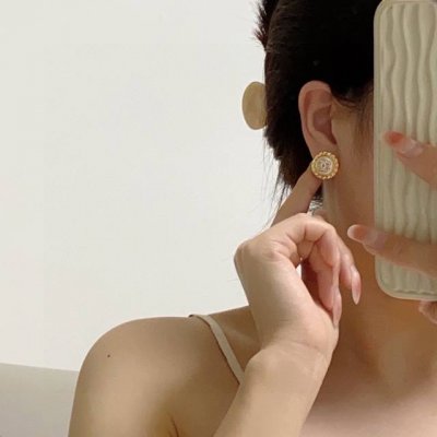 小香 Chanel火爆新品 中古金个性时尚双C镶钻耳钉 代购级别 一比一品质 优雅大方精工设计 非常修饰脸型 青春活力 一眼就被这款吸引了 非常漂亮的颜色搭配