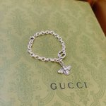 最新出炉 Gucci古驰手链最新款的经典款 精致无论款式 质感 都是绝对的顶尖Feel 只要看一眼就懂了 原版Logo 超 Nice 搭配衣服最佳的选择，男女同