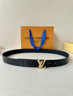 特 本款3.0宽 腰带以 进口头层牛皮压鳄鱼纹和皮革分饰两面，搭配 Lv 字母搭扣，随心切换闲适或优雅型格