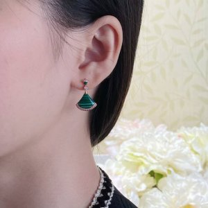 v金材质 高级贝母 ，天然孔雀石 宝格丽高级贝母上下钻扇形裙子耳环～奢侈 顶尖的进口钻 耳钉 最爱最火爆栩栩如生，精工的切割雍容的设计，奢华高贵 原版Logo复
