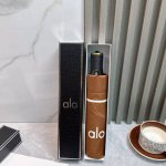 aio新款三折自动折叠晴雨伞 灵魂Logo为一体的设计风格高雅奢华 带在身上带来独特视觉效果 为伞而动，骄阳烈日下，有独家防晒科技！伞面选用超高密度碰击布 轻盈
