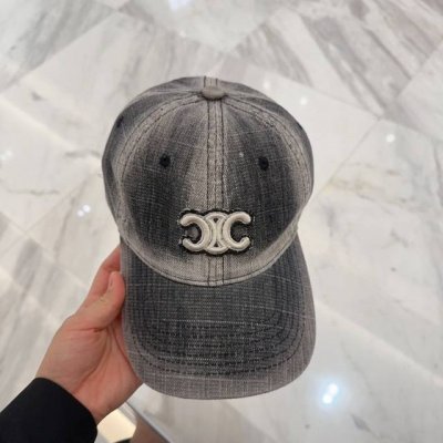 Celine思琳 新款牛仔蓝复古款棒球帽 旅游带它出去美美哒 中古款哟.这种帽子不容易撞款 现货