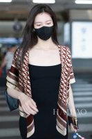 D家专柜经典主打款 D老花双面140 这款Diortwin方巾采用双色双面设计，向标志性的Obique印花致敬，采用桑蚕丝斜纹面料精心制作，搭配手工缉面线饰边，