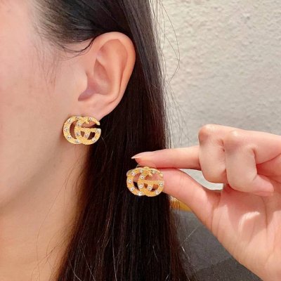 实拍古驰Gucci高端现货供应 古驰双G耳钉耳环，高端品质，专柜同材质，真正黄铜，离子电镀，独家实拍图做工精致细腻，重工版本，超级仙女唯美的一款，做工超级细心无