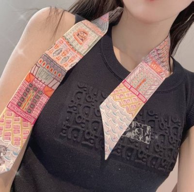 爱马仕Hermes“丝巾大探险”Twilly小丝巾。 Twilly真丝缎带 100%桑蚕丝 。 这款小巧的真丝配饰佩戴方式千变万化，可为您的日常造型增添灵动妙趣
