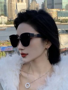 爱马仕 经典的方框设计 不挑脸型 无论搭配大衣还是连衣裙都非常显气质镜片预防紫外线 型号 H0101
