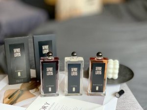 专柜品质 serge Lutens 芦丹氏系列香水 1修女100Ml 香调:东方花香调 气味:苿莉麝猫香麝香焚香 属性:中性香 标签:白色花麝香动物树脂烟熏 香