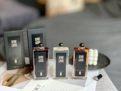 专柜品质 serge Lutens 芦丹氏系列香水 1修女100Ml 香调:东方花香调 气味:苿莉麝猫香麝香焚香 属性:中性香 标签:白色花麝香动物树脂烟熏 香