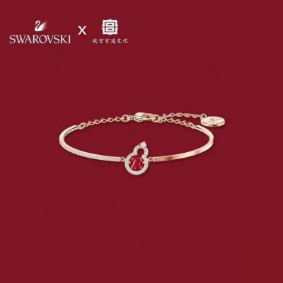 Swarovski 红钻好运葫芦 跳动手镯 这款带有一个象征好运的中国图案，而且设计轻巧。其密镶Swarovski仿水晶的镀玫瑰金色葫芦饰框内，让您成为迷人焦点