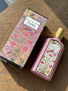 专柜品质 前调 梨花 茉莉 中调 红糖 后调 栀子花 广藿香 我很爱这个味道 甜而不腻 掺杂着栀子花花瓣的味道 清新纯欲 味道也不会很冲 非常女性的一款香水 留