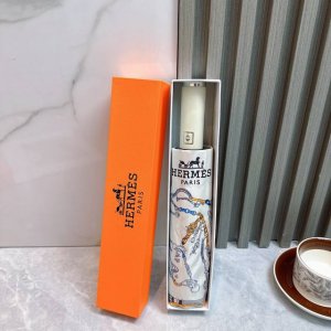 爱马仕Hermes 三折防晒睛雨伞 2570夏季新款 全自动折叠晴雨伞 内里黑色涂层防晒有效阻隔紫外线99% Upf 50 所以能起到伞下体感降温的效果 有效隔