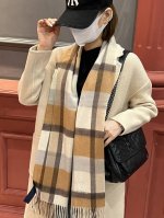 重磅推荐lv 新品 情侣款 羊绒围巾臻选上乘的山羊绒纤维，耗时耗力，再以清泉水浸泡涤荡，使羊绒纤维呈现出独特的蓬松质感，手感才如此细腻，采用轻缩绒工艺，才有奢华