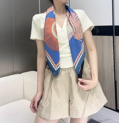 230。Hermes ~~ “华丽肩章”90厘米双面方巾 18Mm顶级真丝双面异色方巾 手工卷边斜纹真丝双面方巾(100%桑蚕丝) 首款双面印花方巾！创新技术将