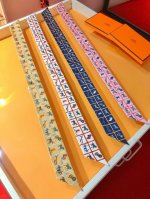 p60Phms2262 爱马仕新款Twilly【骏马披挂】 顶级斜纹真丝打造 超精细的印花 字迹非常清晰 绝对是送礼自用的首选丝带既可绕于颈间，亦可缠于腕部、腰