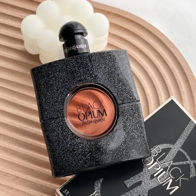 专柜品质 Ysl黑鸦片 让人欲罢不能的高级香水 说起Vsi的香水 很多人会立马联想到黑鸦片没错 它已经成为 Ysi的经典香了 亮片点缀的黑色瓶身 质感高级 而它