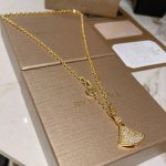 宝格丽项链V金材质 Bvlgari宝格丽 Divas‘ Dream 系列 品相完美，细节无敌，那种独特的色泽完全无可挑剔，再缀以经典指环外形设计，简约之余却又优