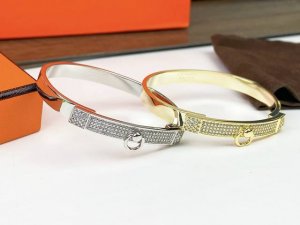 P110爱马仕Hermes 经典Kelly半钻手镯 镶钻手镯，顶级工艺水平，质感超群Kelly 扣处镶嵌进口锆石，闪耀至极，彰显尊贵气质#黄金 白金 #