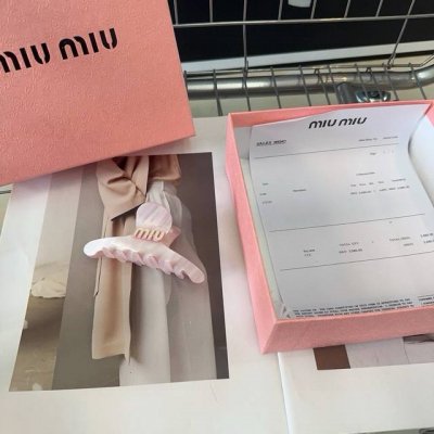 配包装盒 Miumiu新款字母抓夹 简单优雅，实用百搭，值得入手！手人必备