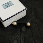 prada 普拉达 三角形 耳环 爆款新品 精致耐看 华丽登场，整体细节非常令人惊喜，典雅而时尚，突显法式高雅气息。