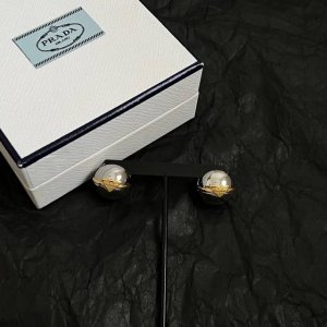 prada 普拉达 三角形 耳环 爆款新品 精致耐看 华丽登场，整体细节非常令人惊喜，典雅而时尚，突显法式高雅气息。