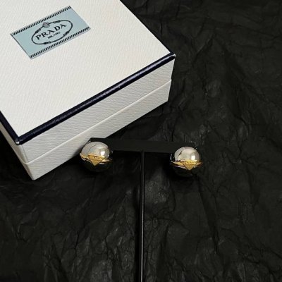 prada 普拉达 三角形 耳环 爆款新品 精致耐看 华丽登场，整体细节非常令人惊喜，典雅而时尚，突显法式高雅气息。