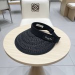 迪奥 Dior 春夏编织空顶草帽 那么多人喜欢不是没有原因的 好戴不勒头 发箍式的空顶帽 看上去小小的帽型 由于弧度和裁剪的设计 日常遮阳足矣~比一般棒球帽遮阳