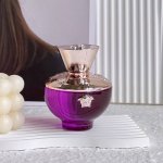 专柜品质 Versace Women香水，不仅展现了女性的柔美，又拥有范思哲独具的华丽与优雅元素，香水瓶身上更是以镶缀的宝石让奢华气氛达到极至。 范思哲Logo