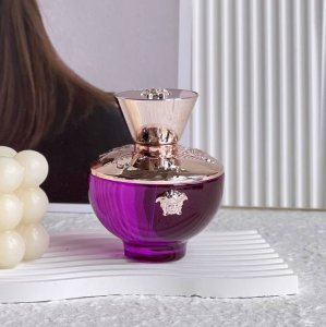 专柜品质 Versace Women香水，不仅展现了女性的柔美，又拥有范思哲独具的华丽与优雅元素，香水瓶身上更是以镶缀的宝石让奢华气氛达到极至。 范思哲Logo