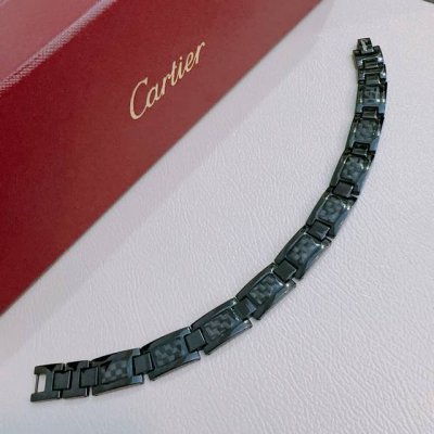 卡地亚手链V金材质系列 品相完美，细节无敌，那种独特的色泽完全无可挑剔，再缀以经典指环外形设计，简约之余却又优雅夺目，V金纯手工的组合更显气色，上手雅致动人。男