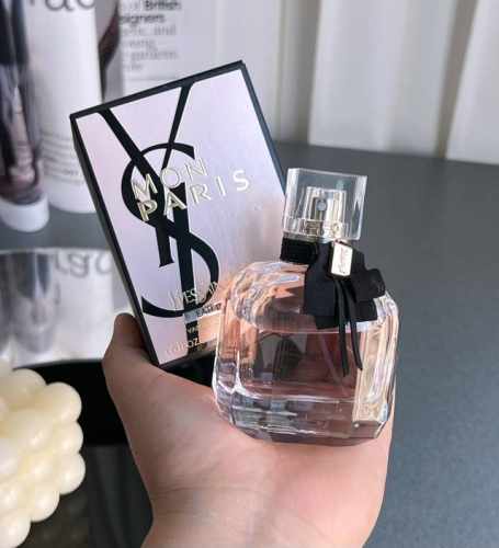 专柜品质 圣罗兰反转巴黎来袭简直就是行走的荷尔蒙真的好闻到不要不要的～ Ysl反转巴黎香水 规格:50Ml 前调：香柠檬梨、覆盆子、黑醋栗、橙 中调：曼陀罗花、