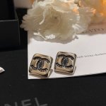 卖疯了小香官网主推爆款精工版小香 最新 Chanel 精雕字印施华洛黑字母米粒珍珠耳钉耳环出货 明星同款，原版清晰Logo字印美美哒漂亮极啦明星联名同款 美爆啦