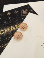 Chanel 小香双C简约菱格立体圆形晶莹剔透粉晶耳钉原版Logo字印 这款耳环真的超级美看着设计简单但是佩戴效果好看到爆就连我这种小耳垂的也很Ok Zp黄铜材