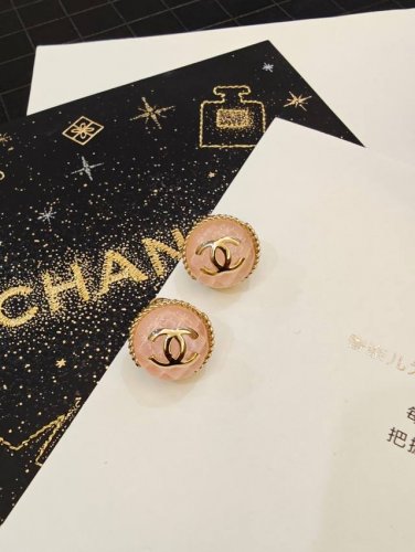 Chanel 小香双C简约菱格立体圆形晶莹剔透粉晶耳钉原版Logo字印 这款耳环真的超级美看着设计简单但是佩戴效果好看到爆就连我这种小耳垂的也很Ok Zp黄铜材