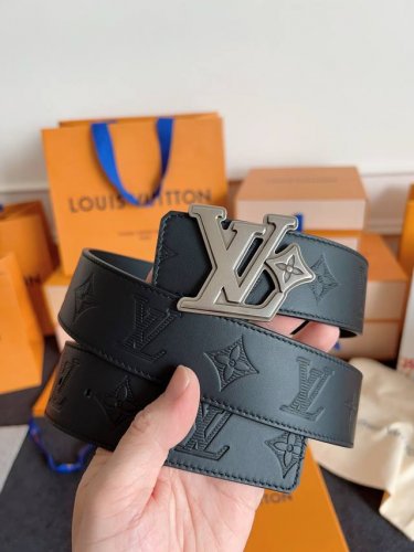 Lv 奢华款现代 饰以雅致大方的标志性 柔软结实的皮带 双色搭配可双面使用 可搭配从礼服到休闲装各种服饰 宽度4.0Cm