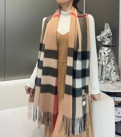 巴宝莉经典格子万年款 Bbr战马刺绣经典 大格披肩 品质手感好到不行100%羊羔绒高尖端产物绝对令人尖叫的品质时尚大牌的顶尖设计款..经典格子搭配时尚拼色是此款