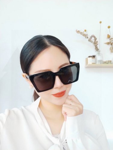 Tr偏光系列 Gucci 经典的方框设计 不挑脸型 无论搭配大衣还是连衣裙都非常显气质偏光镜片预防紫外线 型号 G5622