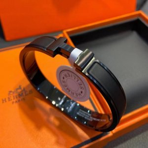 高品质 Hermes 独家首发的So Black 磨砂 黑武士手镯 新款Hermes爱马仕男款手镯 太帅了 男生带上超有品位 而且性价比很高 圈口 17 19