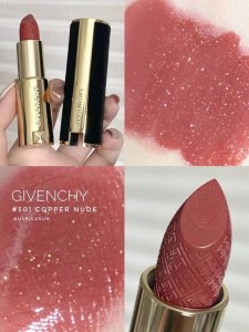 原单品质 新品速递 纪梵希黑丝绒～金箔豆沙玫瑰太顶了这支！！ Givenchy的新品限定～ 图上是叠了唇蜜的效果 单涂的话是比较细腻的金属质感 色号501 Co