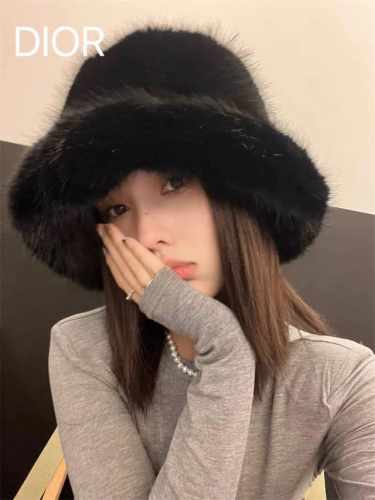 迪奥Dior毛绒渔夫帽女秋冬季新款仿皮草显脸小帽子加厚保暖护耳盆帽雷锋帽