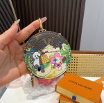 Louis Vuitton老花包包挂饰 卡通彩绘印花小零钱包 Lv包饰挂件钥匙扣 独家原单货 标志性老花超级百搭 可放钥匙或小零钱 确实精致 手感真的很赞