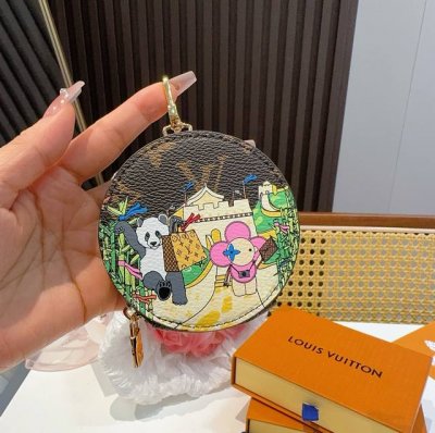 Louis Vuitton老花包包挂饰 卡通彩绘印花小零钱包 Lv包饰挂件钥匙扣 独家原单货 标志性老花超级百搭 可放钥匙或小零钱 确实精致 手感真的很赞