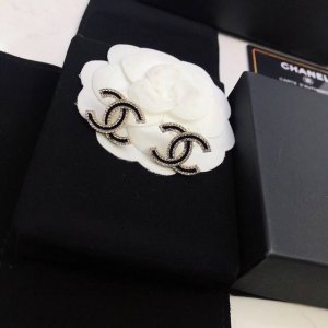 Z批打版 小香 Chanel双C耳钉。 优雅大方精工设计 雕刻 非常修饰脸型 青春活力 一眼就被这款吸引了 非常漂亮的颜色搭配 时尚又俏皮