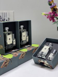 专柜品质 祖马龙限量礼盒两件套两件套100Ml+9Ml限量礼盒香水2件套 秋天的第一支香水 选它选它 我超喜欢这个味道 如果你还没有入 强烈推荐 它可以成为你一