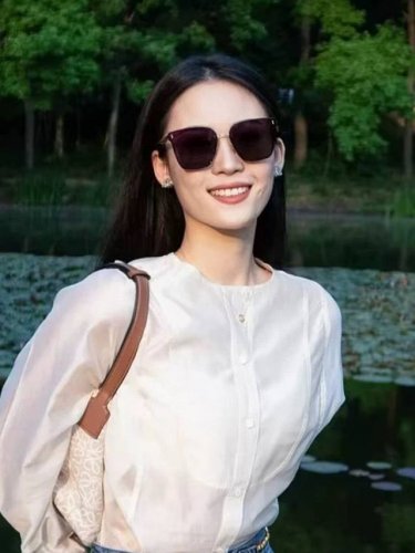 尼龙偏光系列 Dior无框太阳镜墨方框设计，不挑脸型，无论搭配大衣还是连衣裙都非常显气质尼龙偏光镜片预防紫外线 型号：Cd9640